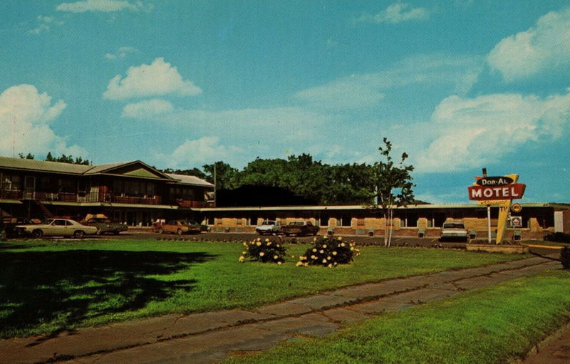 Doral Motel (Dor-Al Motel) - Vintage Postcard